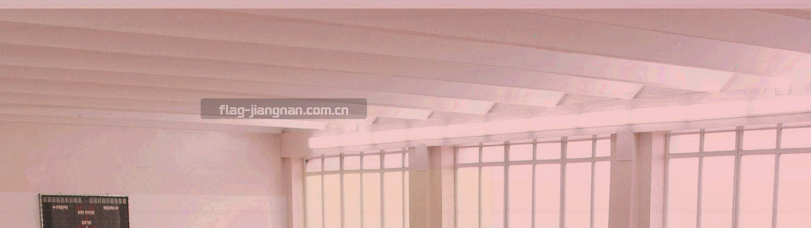 红旗红弧线与青绿细线交叠排布成的几何秩序抽象图